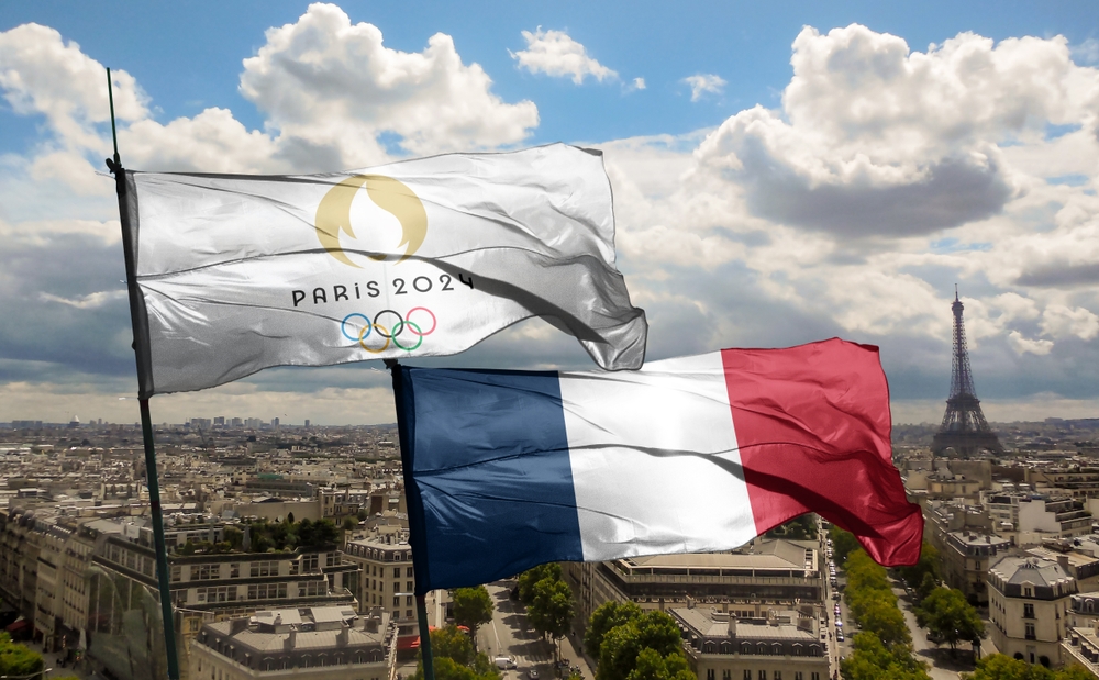 パリ五輪の旗とフランス国旗